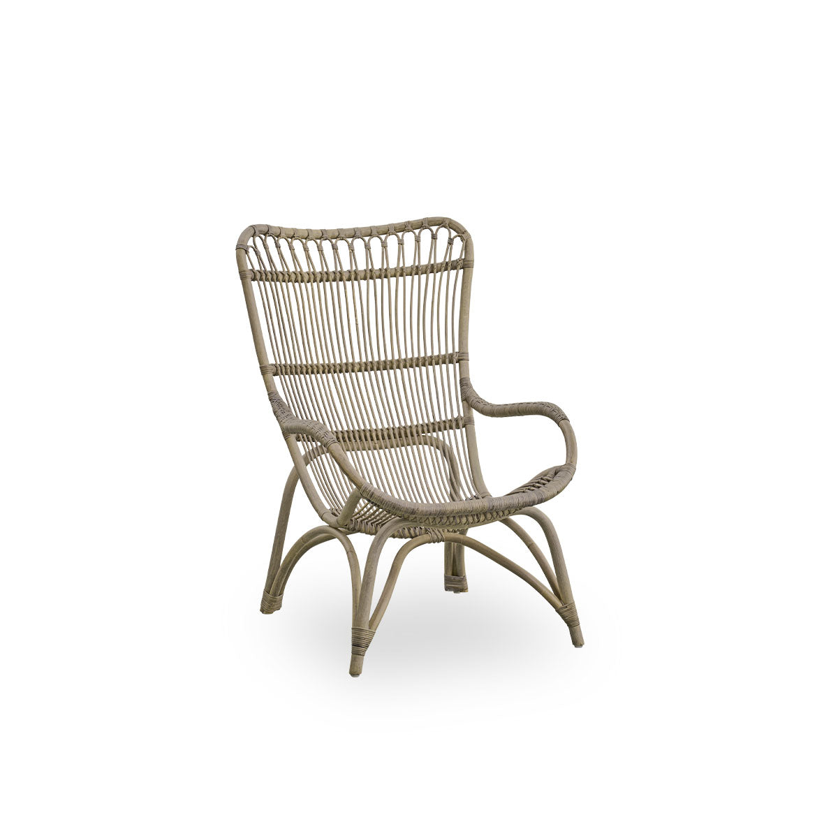 Seitenansicht des Monet Loungesessels mit hoher Rückenlehne und Armlehnen in Taupe. Handgefertigt aus hochwertigem indonesischem Rattan.