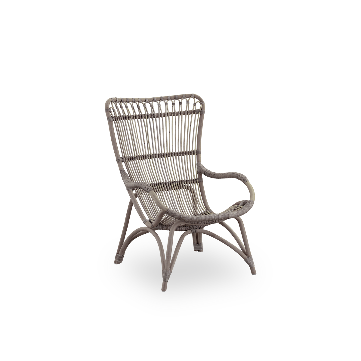 Seitenansicht des Monet Loungesessels mit hoher Rückenlehne und Armlehnen in Taupe. Handgefertigt aus hochwertigem indonesischem Rattan.