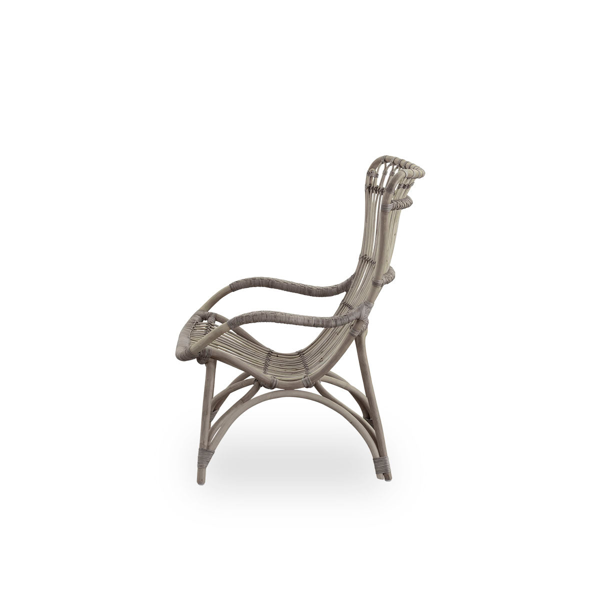 Seitenansicht des Monet Loungestuhls mit hoher Rückenlehne und Armlehnen in Taupe-Farbe. Handgefertigt aus hochwertigem indonesischem Rattan.
