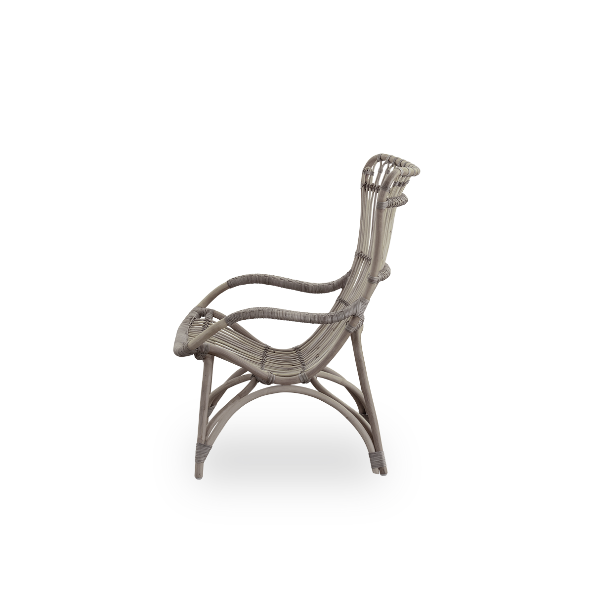 Seitenansicht des Monet Loungestuhls mit hoher Rückenlehne und Armlehnen in Taupe-Farbe. Handgefertigt aus hochwertigem indonesischem Rattan.