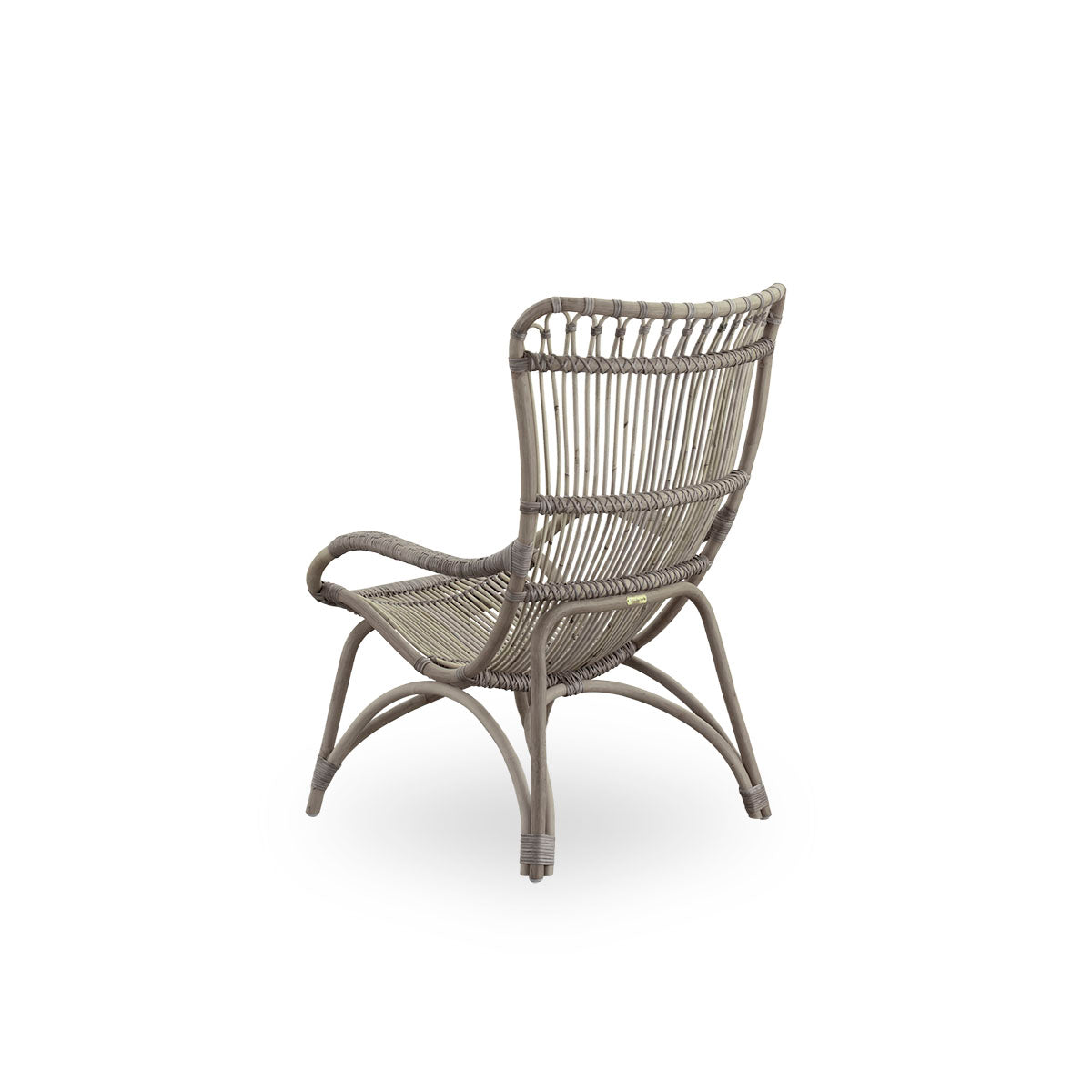 Rückansicht des Monet-Loungesessels mit hoher Rückenlehne und Armlehnen, präsentiert in der Farbe Taupe. Handgefertigt aus hochwertigem indonesischem Rattan.