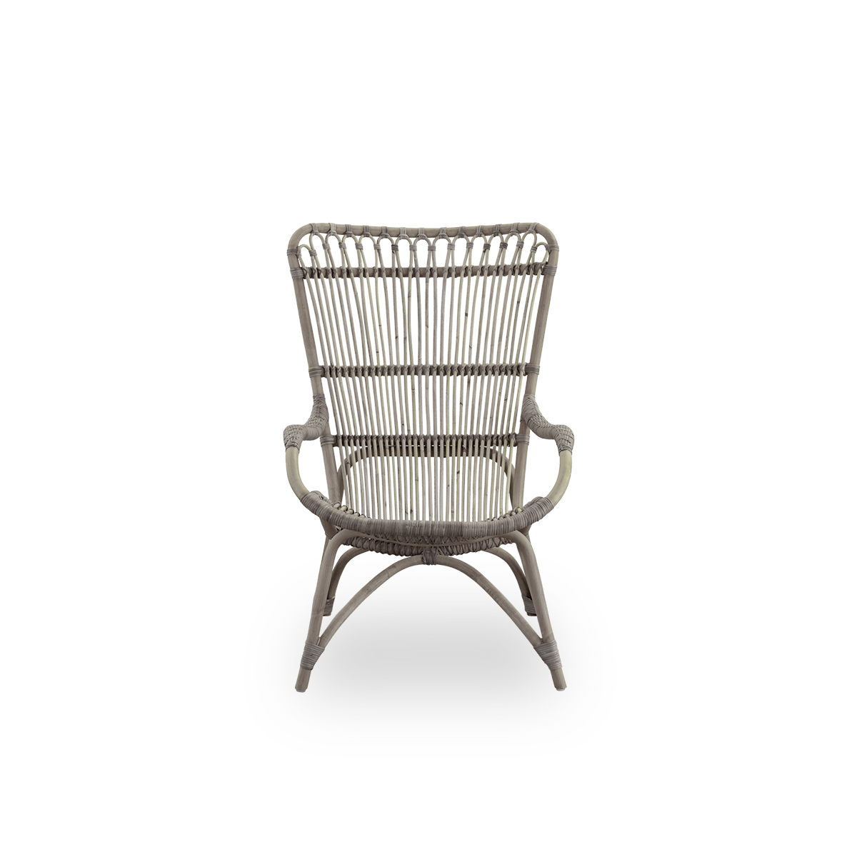 Vorderansicht des Monet Loungesessels mit hoher Rückenlehne und Armlehnen in Taupe.
Handgefertigt aus hochwertigem indonesischem Rattan.