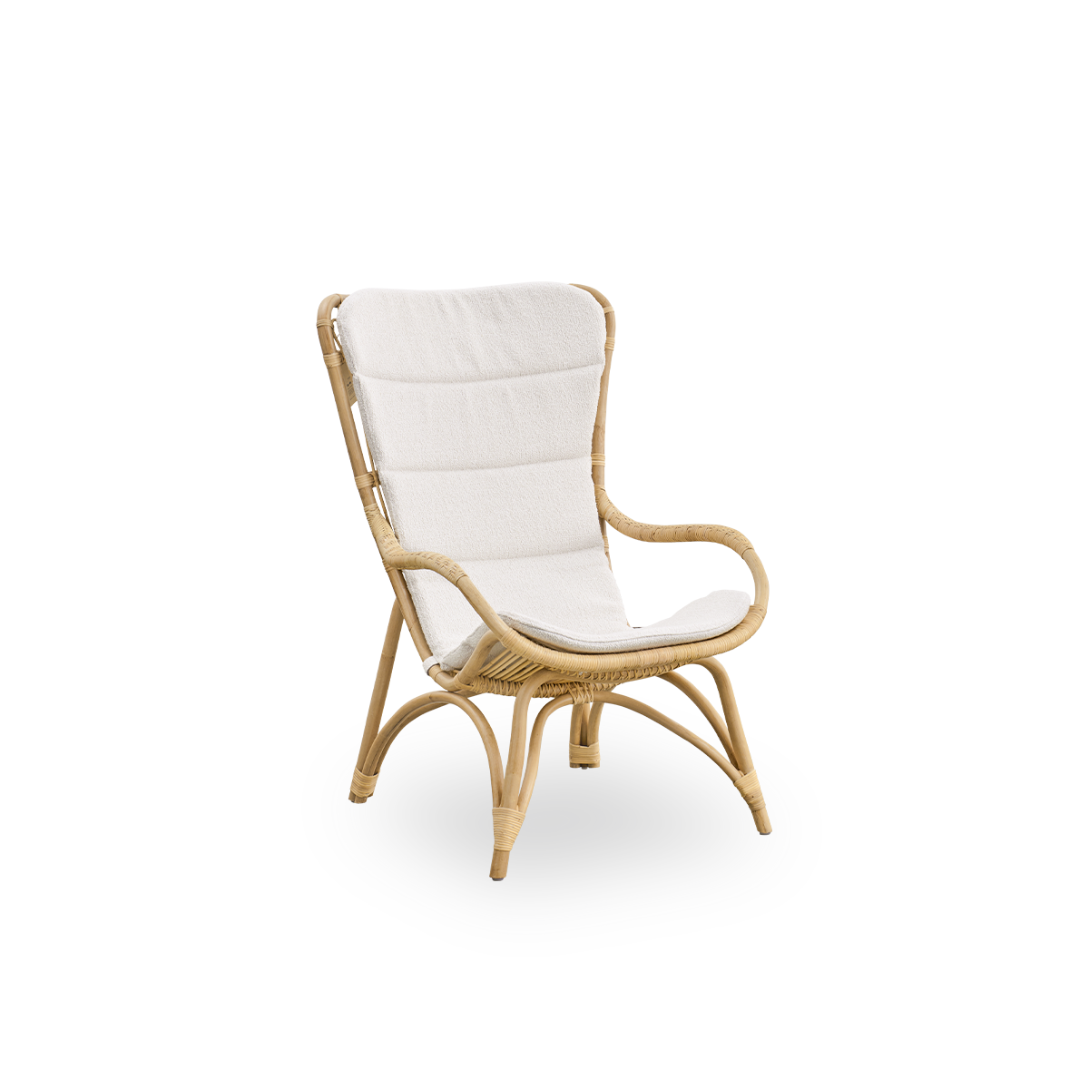 Seitenansicht des Monet Loungesessels mit hoher Rückenlehne und Armlehnen in natürlichem Rattan. Handgefertigt aus hochwertigem indonesischem Rattan.