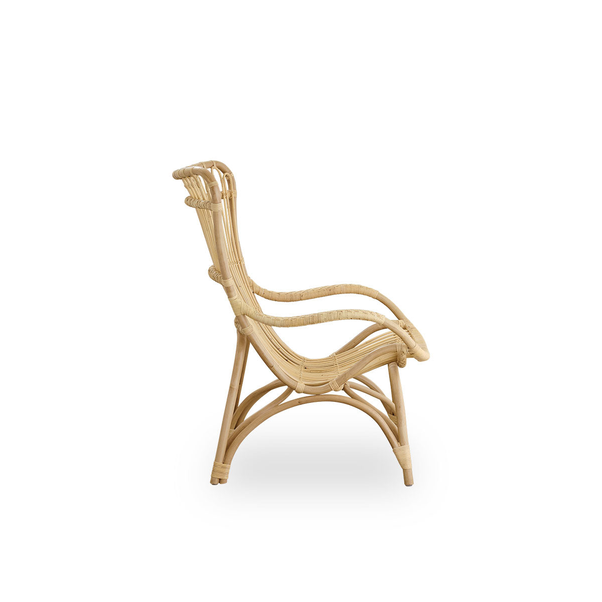 Seitenansicht des Monet Loungestuhls mit hoher Rückenlehne und Armlehnen in Natur-Rattan. Handgefertigt aus hochwertigem indonesischem Rattan.