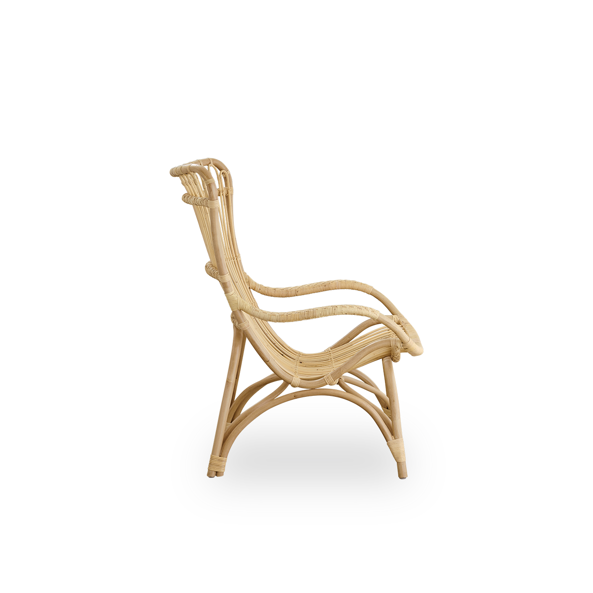 Seitenansicht des Monet Loungestuhls mit hoher Rückenlehne und Armlehnen in Natur-Rattan. Handgefertigt aus hochwertigem indonesischem Rattan.