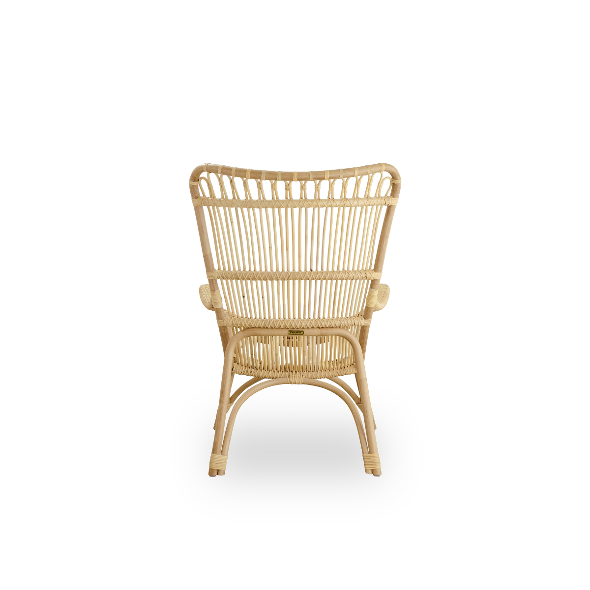 Rückansicht des Monet-Loungesessels mit hoher Rückenlehne und Armlehnen, präsentiert in natürlichem Rattan. Handgefertigt aus hochwertigem indonesischem Rattan.
