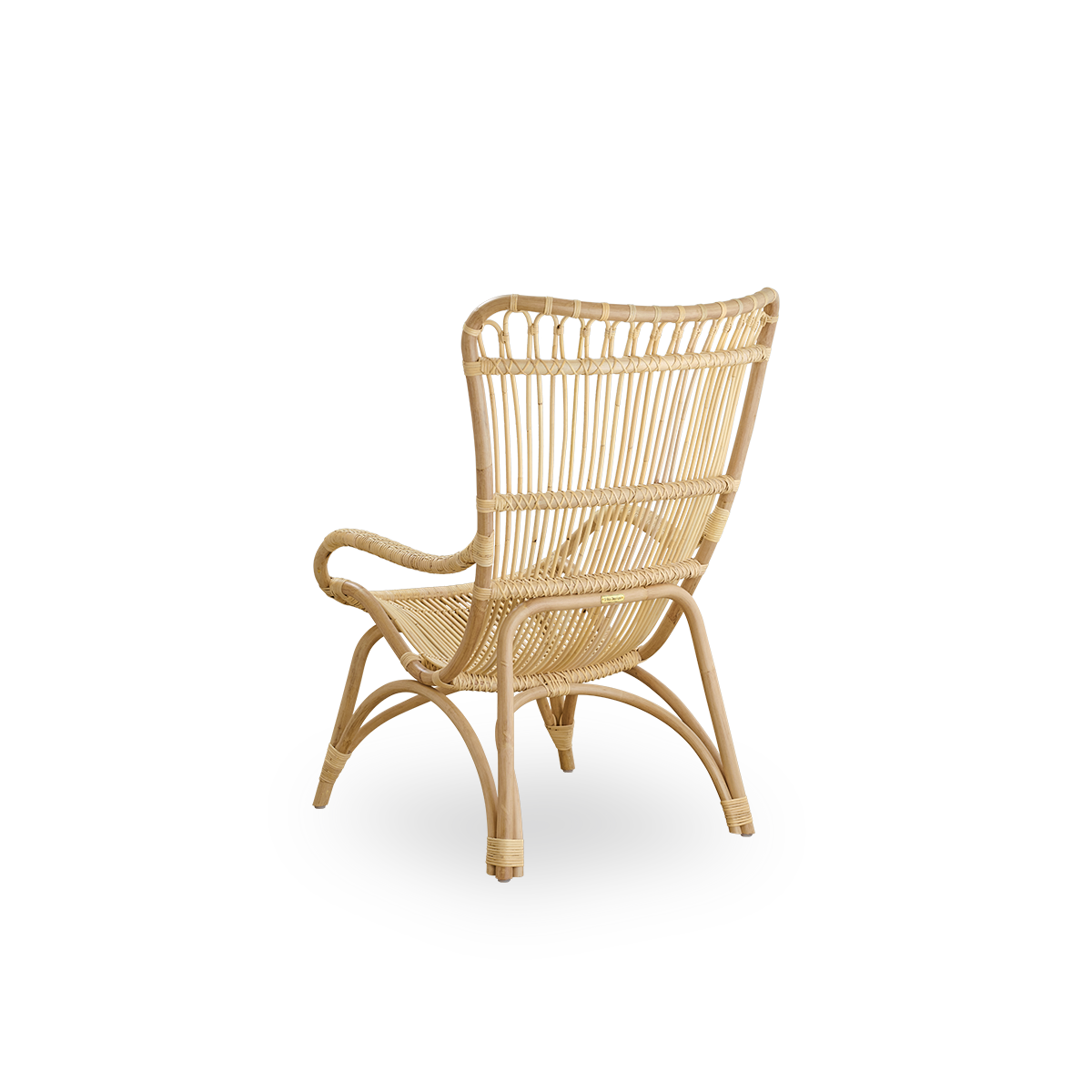 Rückansicht des Monet Loungesessels mit hoher Rückenlehne und Armlehnen aus natürlichem Rattan.
Handgefertigt aus hochwertigem indonesischem Rattan.