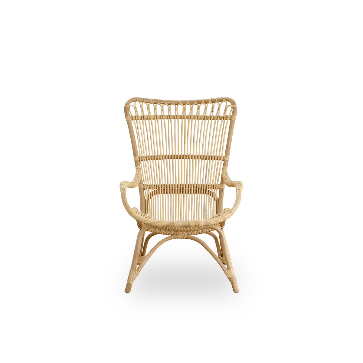 Vorderansicht des Monet Loungesessels mit hoher Rückenlehne und Armlehnen in Natur-Rattan.
Handgefertigt aus hochwertigem indonesischem Rattan.