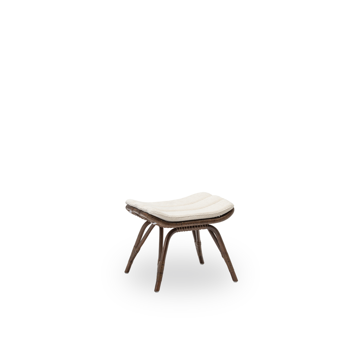 Seitenansicht des Monet Fußhockers mit Sitzkissen, aus braunem Rattan. Ein elegantes dänisches Design, passend zum Monet Loungesessel. Handgefertigt aus hochwertigem indonesischem Rattan.