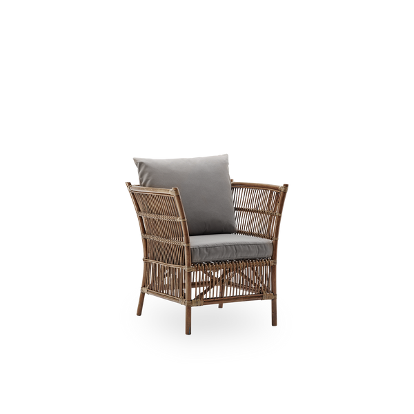 Seitenansicht des Donatello Korb-Loungestuhls in Antique Brown. Der Loungesessel hat ein eckiges Design mit klaren Linien, handgefertigt aus hochwertigem indonesischem Rattan.