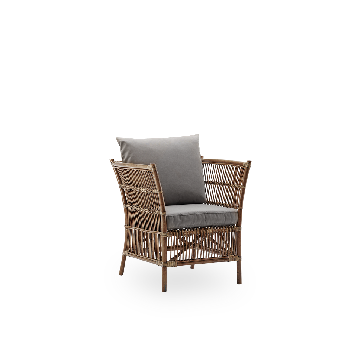 Seitenansicht des Donatello Korb-Loungestuhls in Antique Brown. Der Loungesessel hat ein eckiges Design mit klaren Linien, handgefertigt aus hochwertigem indonesischem Rattan.