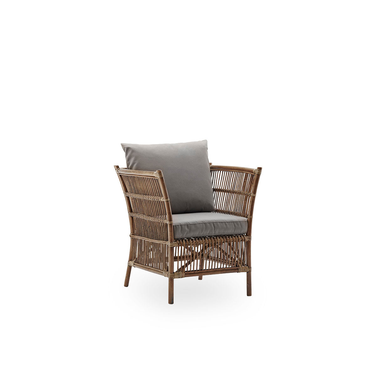 Seitenansicht des Donatello Korb-Loungestuhls in Antique Brown. Der Loungesessel hat ein eckiges Design mit klaren Linien, handgefertigt aus hochwertigem indonesischem Rattan.