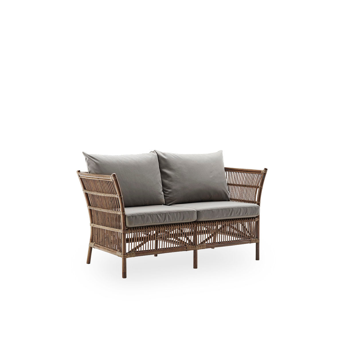 Seitenansicht des Donatello 2-Sitzer-Korbsofas in Antique Brown. Das Sofa hat ein eckiges Design mit klaren Linien, handgefertigt aus hochwertigem indonesischem Rattan.