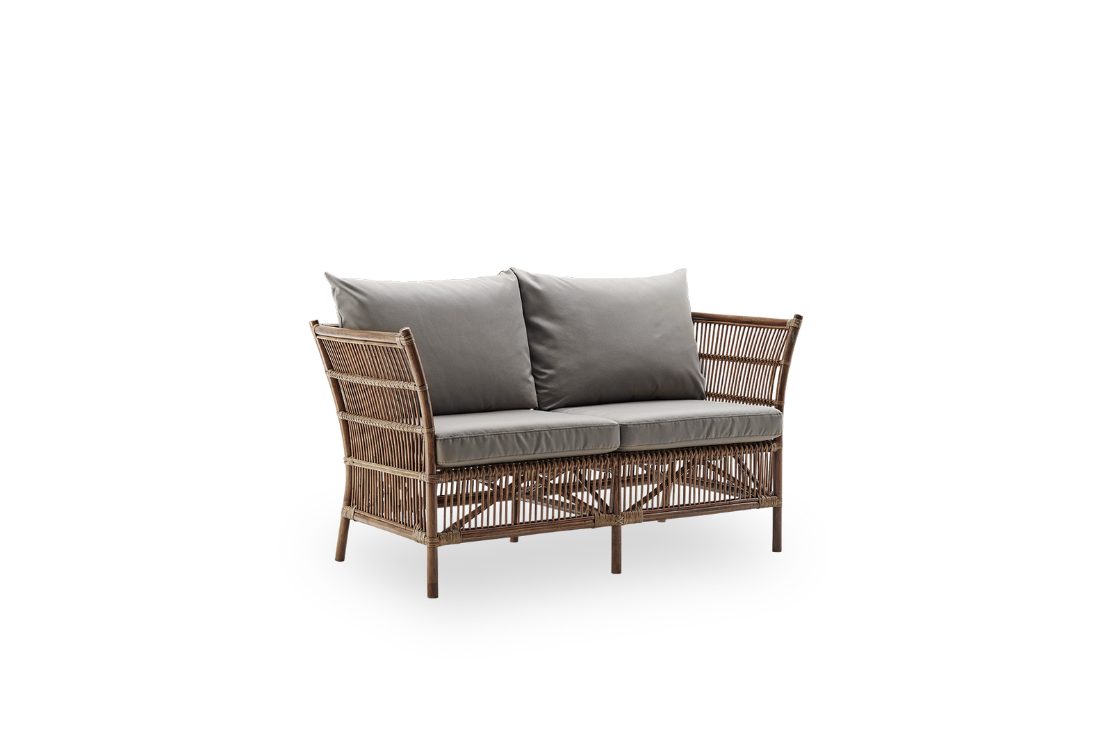 Seitenansicht des Donatello 2-Sitzer-Korbsofas in Antique Brown. Das Sofa hat ein eckiges Design mit klaren Linien, handgefertigt aus hochwertigem indonesischem Rattan.