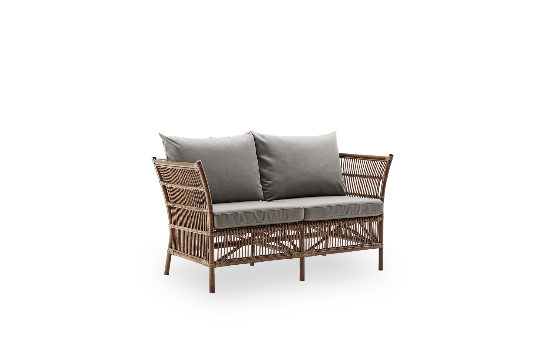 Seitenansicht des Donatello 2-Sitzer-Korbsofas in Antique Brown. Das Sofa hat ein eckiges Design mit klaren Linien, handgefertigt aus hochwertigem indonesischem Rattan.
