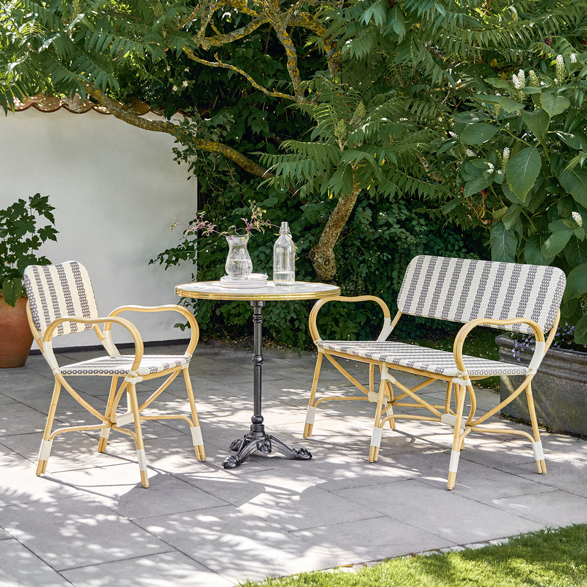 Bistro Exterior Bank