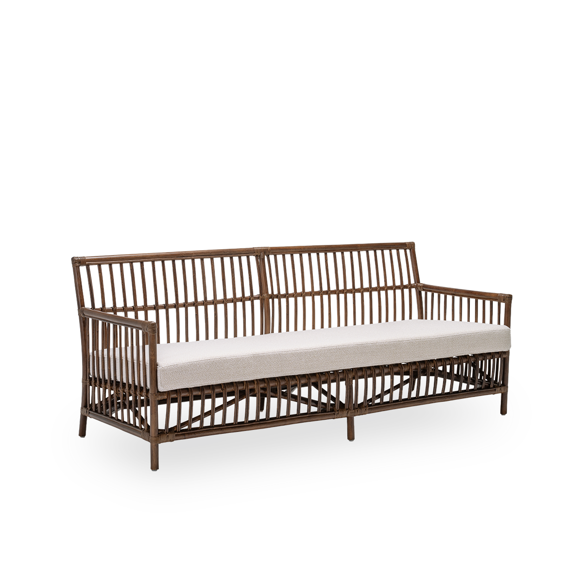 Seitenansicht des Caroline Sofas mit Sitzkissen, aus braunem Rattan. Ein schlichtes, elegantes dänisches Design, dessen detaillierte Flechtarbeit es zu einem ruhigen Element im Raum macht. Handgefertigt aus hochwertigem indonesischem Rattan.