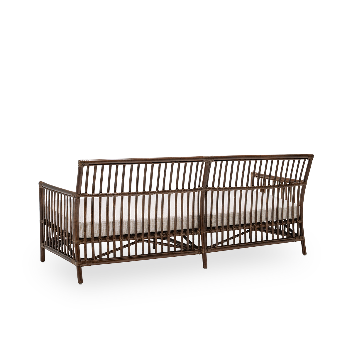 Rückseitenansicht des Caroline Sofas mit Sitzkissen, aus braunem Rattan. Ein schlichtes, elegantes dänisches Design, dessen detaillierte Flechtarbeit es zu einem ruhigen Element im Raum macht. Handgefertigt aus hochwertigem indonesischem Rattan.
