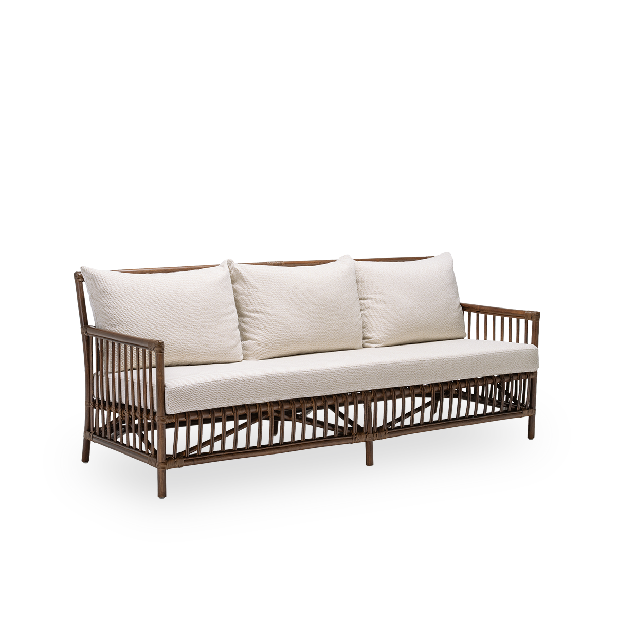 Seitenansicht des Caroline Sofas mit Sitz- und Rückenkissen, aus braunem Rattan. Ein schlichtes, elegantes dänisches Design, dessen detaillierte Flechtarbeit es zu einem ruhigen Element im Raum macht. Handgefertigt aus hochwertigem indonesischem Rattan.