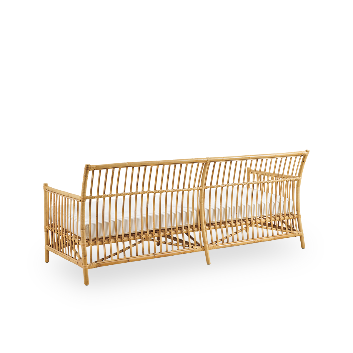 Rückansicht des Caroline-Dreisitzersofas aus Geflecht, schlichtes und elegantes dänisches Design. Handgefertigt aus indonesischem Rattan mit detaillierten Flechtakzenten für eine gemütliche und beruhigende Ausstrahlung.