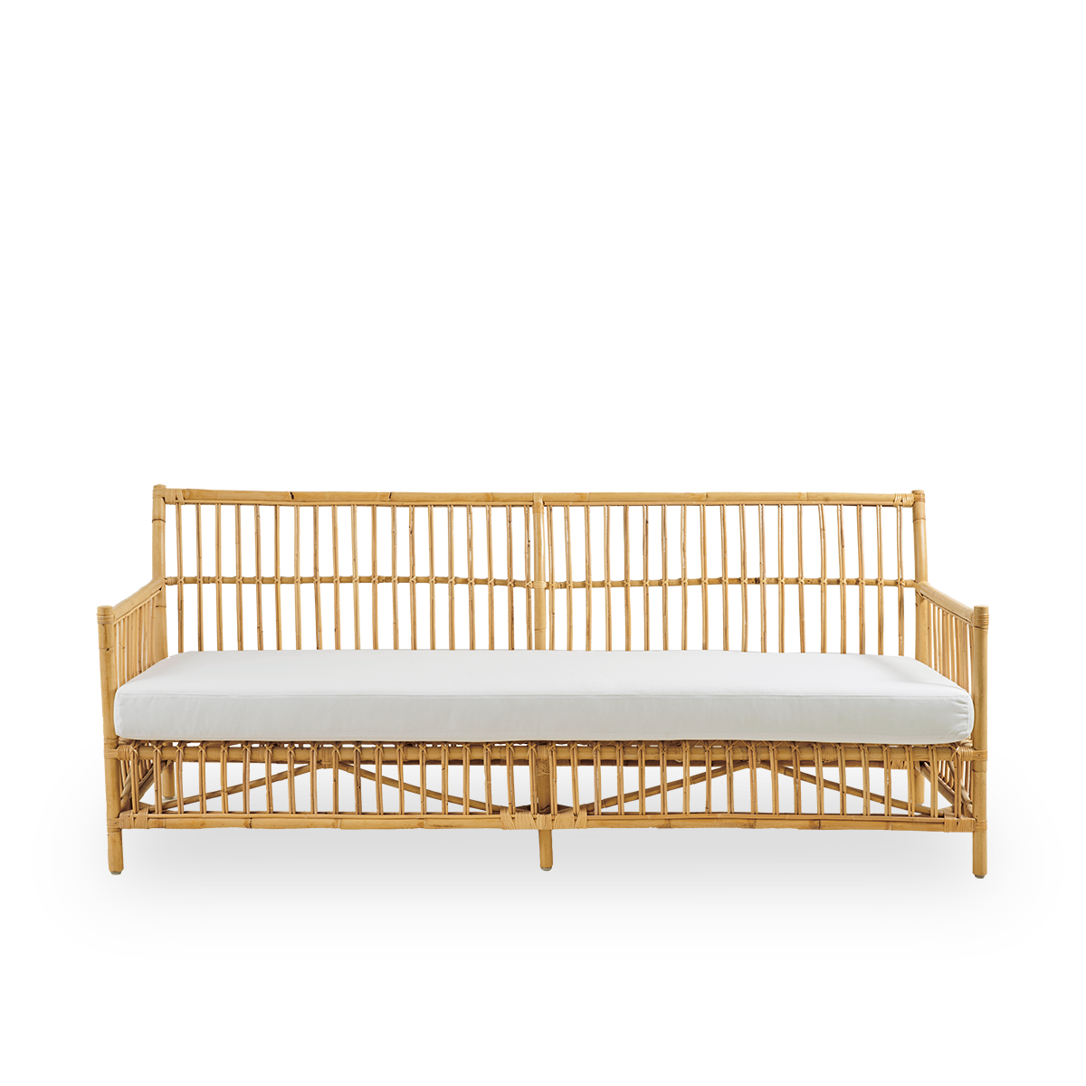 Vorderansicht des Caroline 3-Sitzer-Sofas aus Flechtrattan, schlichtes und elegantes dänisches Design. Handgefertigt aus indonesischem Rattan mit detaillierten Flechtelementen für eine gemütliche und beruhigende Ausstrahlung.