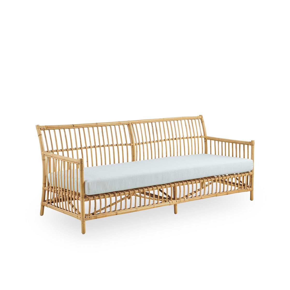 Seitenansicht des Caroline 3-Sitzer Korbsofas, schlichtes und elegantes dänisches Design. Handgefertigt aus indonesischem Rattan mit detaillierten Flechtakzenten für eine gemütliche und beruhigende Wirkung.