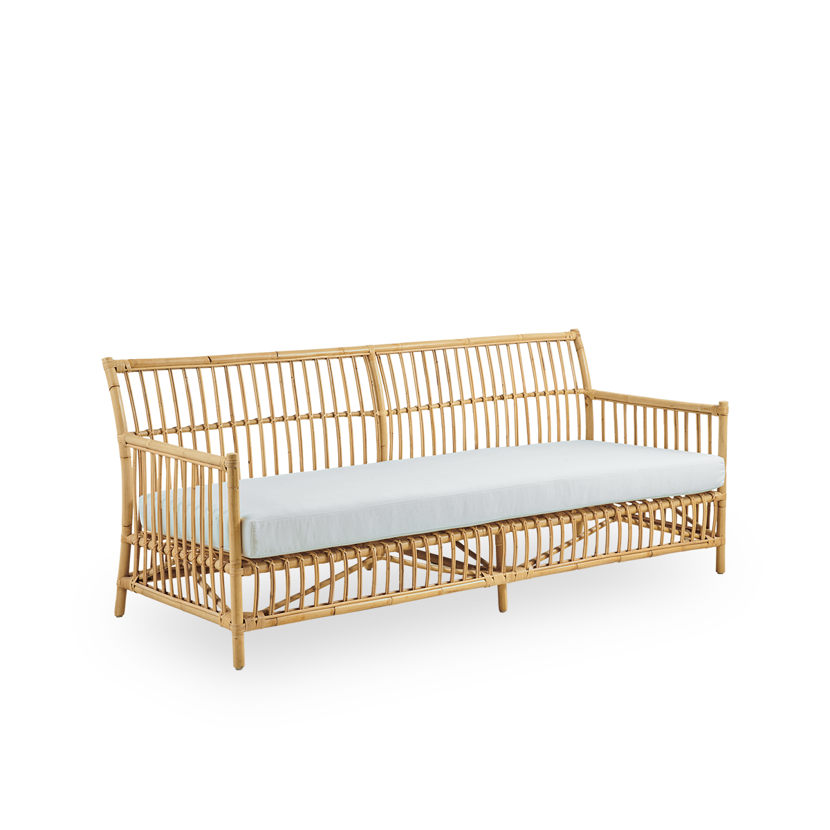 Seitenansicht des Caroline 3-Sitzer Korbsofas, schlichtes und elegantes dänisches Design. Handgefertigt aus indonesischem Rattan mit detaillierten Flechtakzenten für eine gemütliche und beruhigende Wirkung.