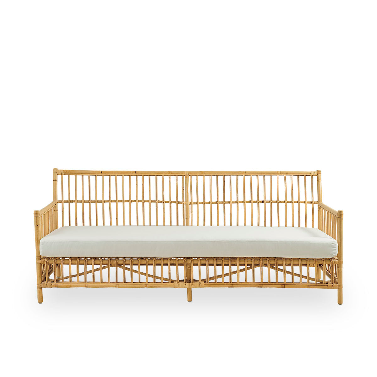 Vorderansicht des Caroline 3-Sitzer-Sofas aus Flechtrattan, schlichtes und elegantes dänisches Design. Handgefertigt aus indonesischem Rattan mit detaillierten Flechtelementen für eine gemütliche und beruhigende Ausstrahlung.