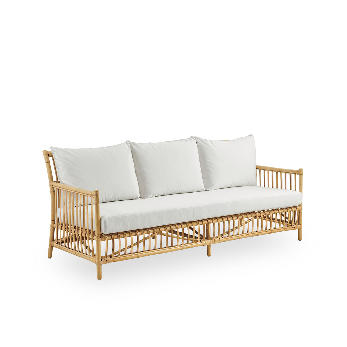 Seitenansicht des Caroline 3-Sitzer Korbsofas, schlichtes und elegantes dänisches Design. Handgefertigt aus indonesischem Rattan mit detaillierten Flechtakzenten für eine gemütliche und beruhigende Wirkung.