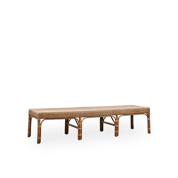 Seitenansicht der Luis Bank, handgefertigt aus hochwertigem indonesischem Rattan in Antique-Braun. Elegantes Design mit fein geflochtenem Sitz. Länge 180 cm.