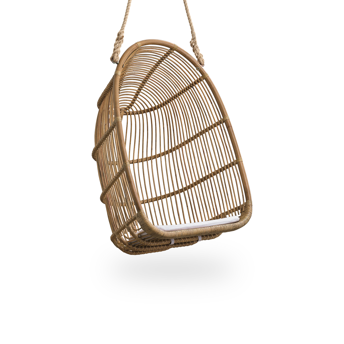 Seitenansicht des Renoir Hängestuhls in Antique-Braun, handgefertigt aus hochwertigem Rattan. Weiche, umschließende Form, aufgehängt mit starkem Seil.