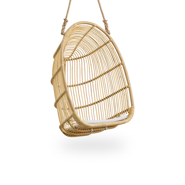 Seitenansicht des Renoir Hängestuhls in Natural-Farbe, handgefertigt aus hochwertigem Rattan. Weiche, umschließende Form, aufgehängt mit starkem Seil.