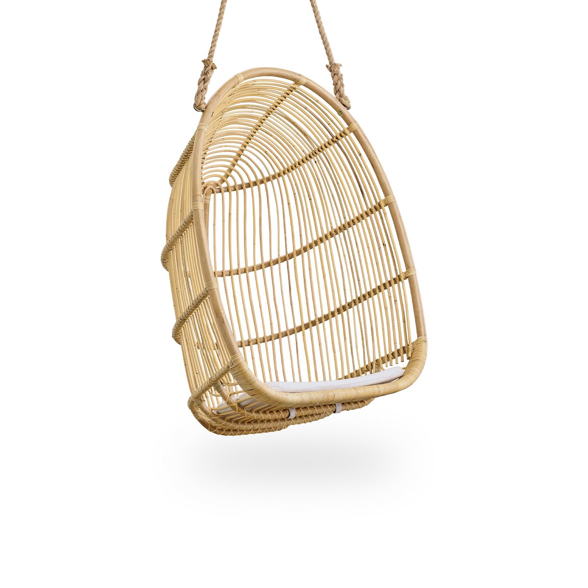 Seitenansicht des Renoir Hängestuhls in Natural-Farbe, handgefertigt aus hochwertigem Rattan. Weiche, umschließende Form, aufgehängt mit starkem Seil.