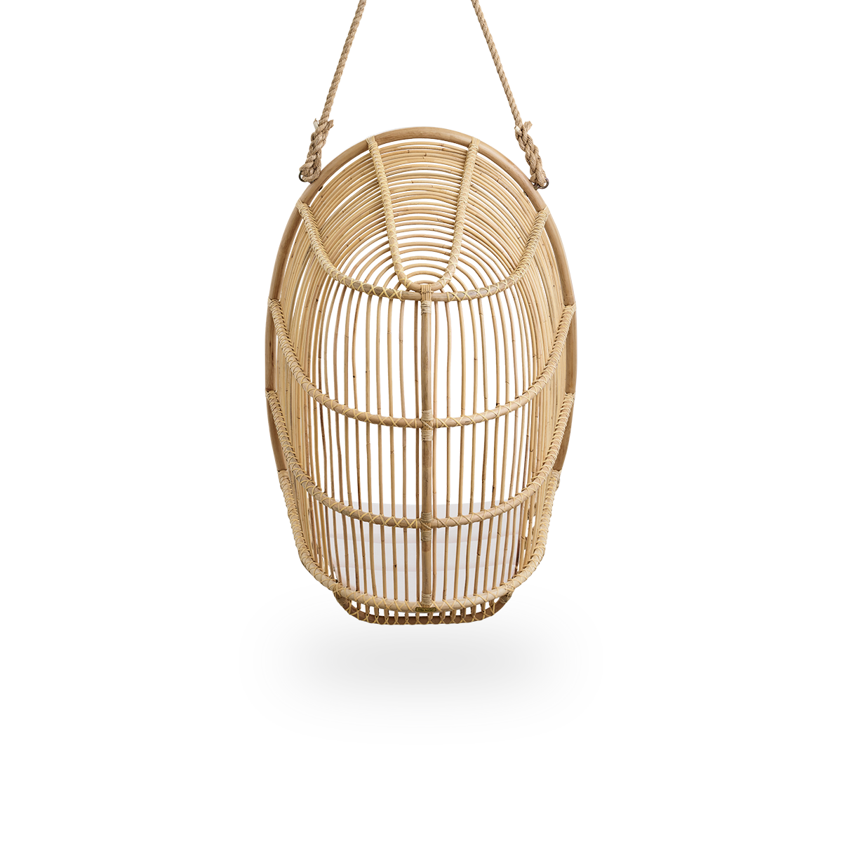 Rückansicht des Renoir-Hängesessels in Naturfarbe, handgefertigt aus hochwertigem Rattan. Weiche, umschließende Form, aufgehängt mit einem starken Seil.