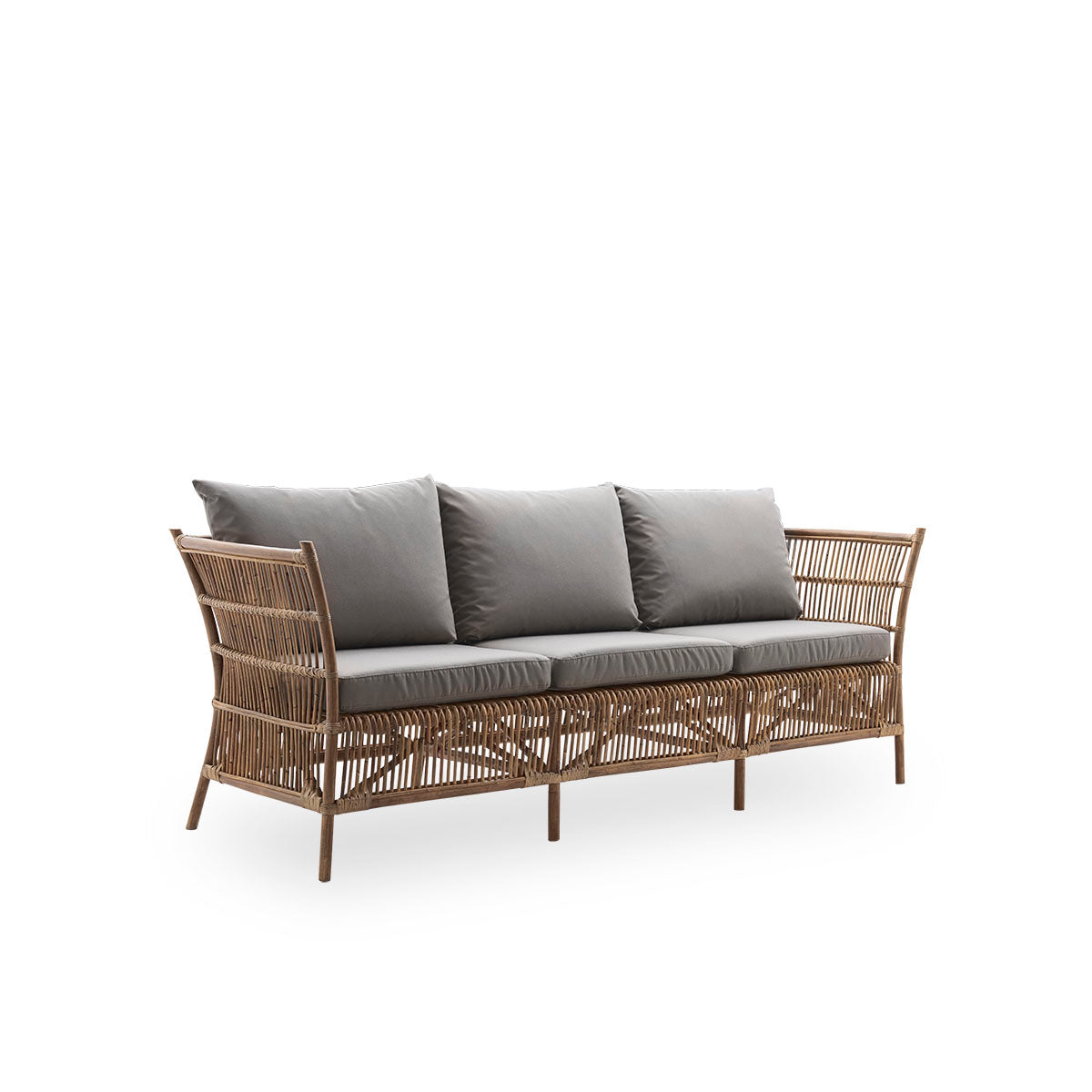 Seitenansicht des Donatello 3-Sitzer-Korbsofas in Antique Brown. Das Sofa hat ein eckiges Design mit klaren Linien, handgefertigt aus hochwertigem indonesischem Rattan.