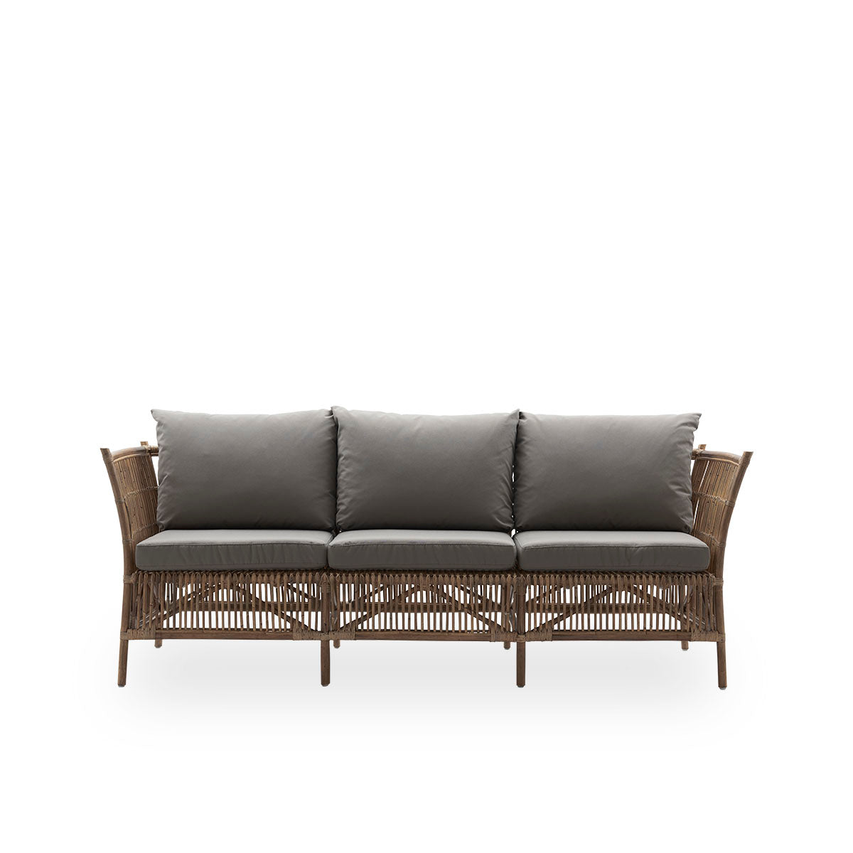 Vorderansicht des Donatello 3-Sitzer-Flechtsofas in der Farbe Antique Brown. Das Sofa hat ein kastenförmiges Design mit klaren Linien, handgefertigt aus hochwertigem indonesischem Rattan.