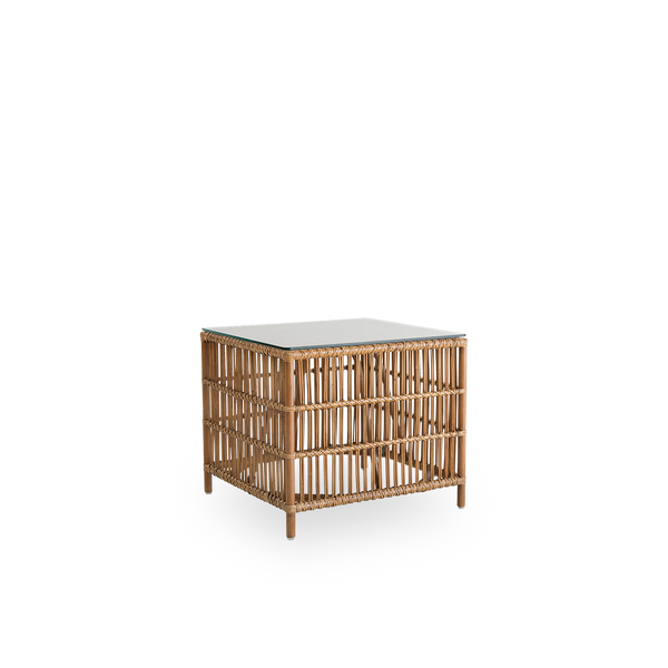 Seitenansicht des Donatello Korb-Beistelltisches in Antique Brown. Der Beistelltisch hat ein eckiges Design mit klaren Linien, handgefertigt aus hochwertigem indonesischem Rattan.