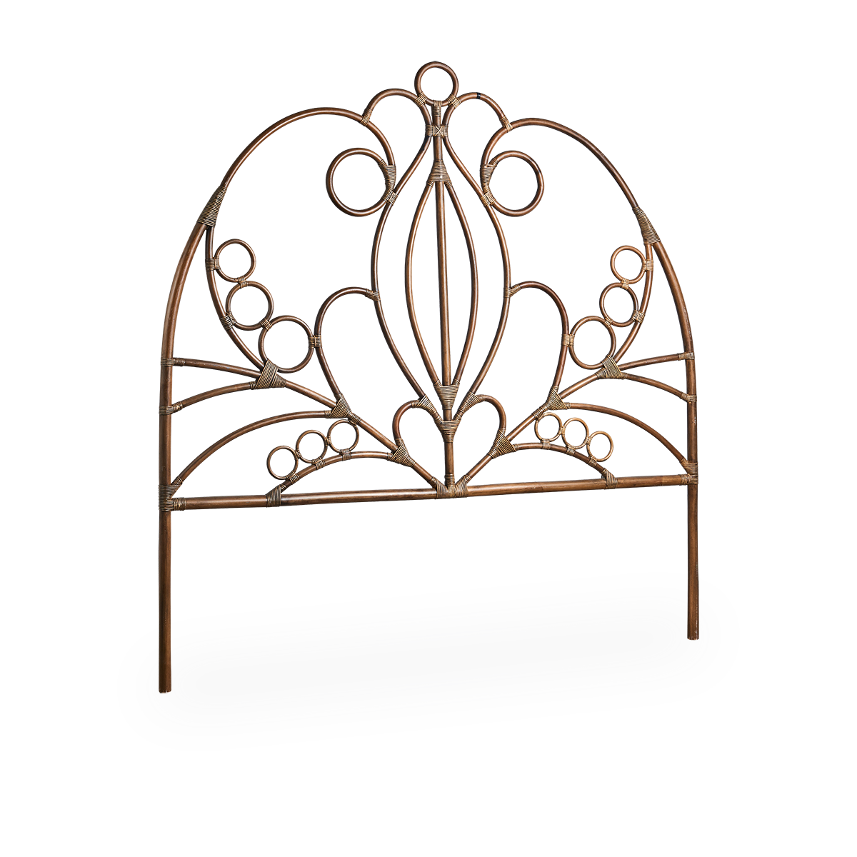 Seitenansicht des Natalia Rattan-Kopfendes in Antique-Braun-Farbe mit geflochtenen Rattan-Details auf einem Rattanrahmen. Handgefertigt aus hochwertigem indonesischem Rattan.
