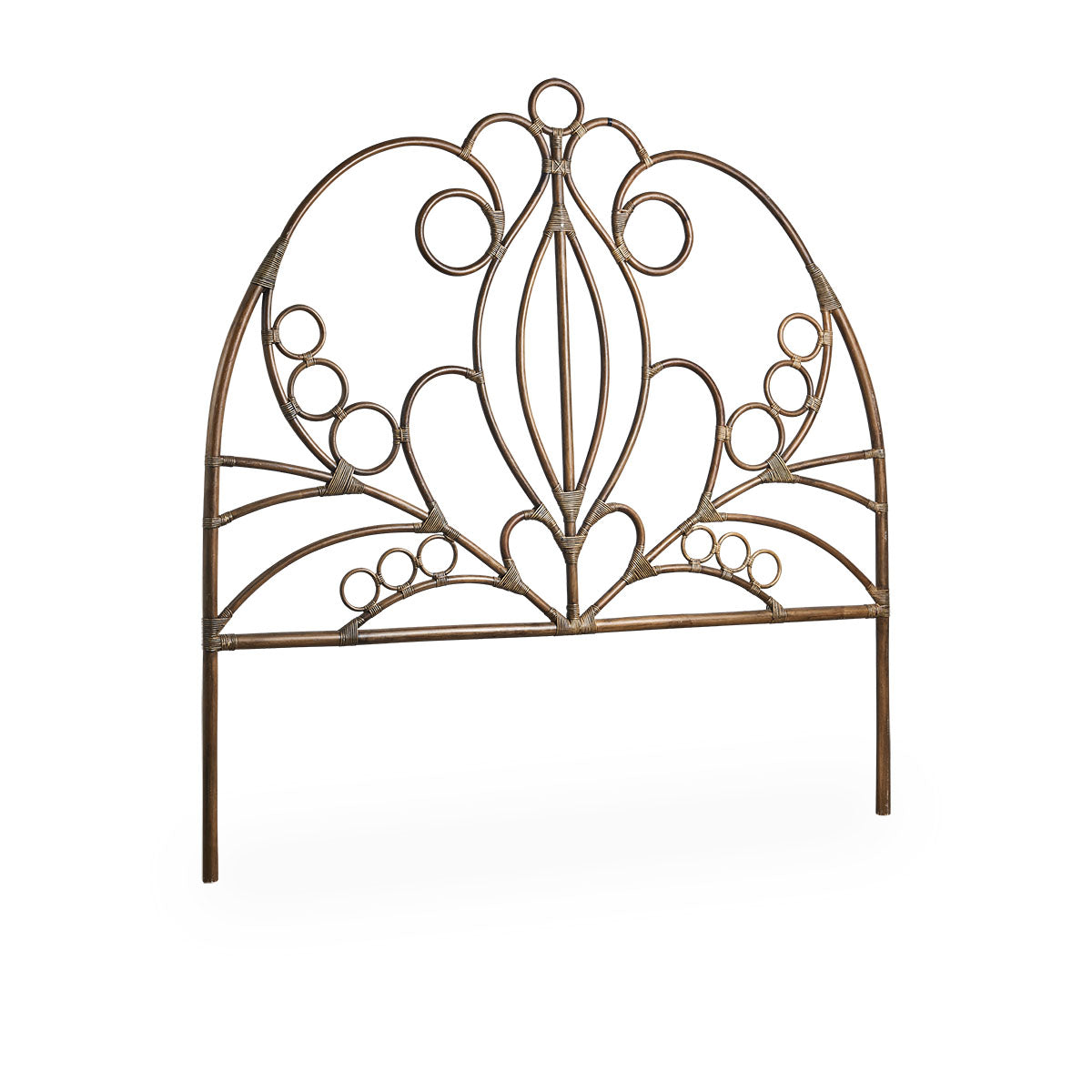 Seitenansicht des Natalia Rattan-Kopfendes in Antique-Braun-Farbe mit geflochtenen Rattan-Details auf einem Rattanrahmen. Handgefertigt aus hochwertigem indonesischem Rattan.