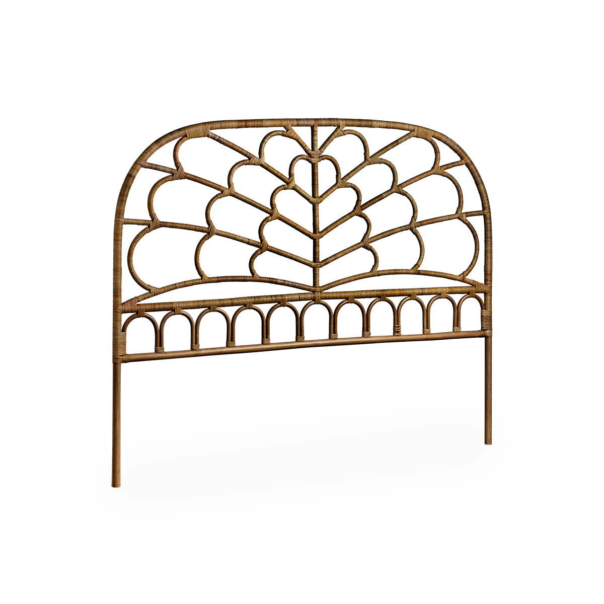 Seitenansicht des Celia Kopfteils, handgefertigt aus hochwertigem indonesischem Rattan. Fertig in antikbrauner Farbe mit detaillierten Flechtmustern, inspiriert von Schmetterlingsflügeln.