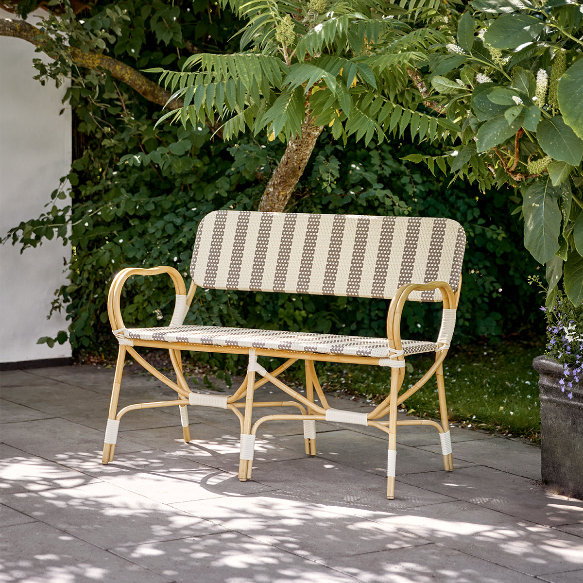 Bistro Exterior Bank