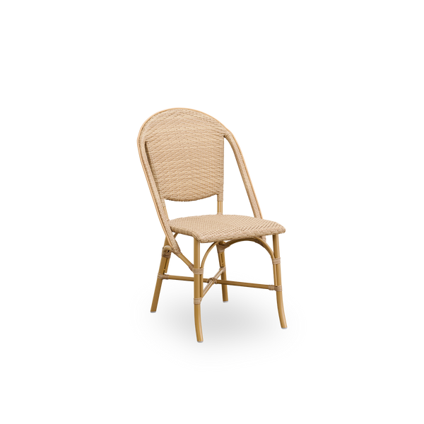 Seitenansicht des Sofie Outdoor-Essstuhls, inspiriert vom französischen Café-Stil. Aluminiumrahmen in Mandel-Farbe mit vollständig geflochtenem Sitz und Rückenlehne, handgefertigt aus ArtFibre in Naturfarbe. Stapelbarer Outdoor-Bistrostuhl.