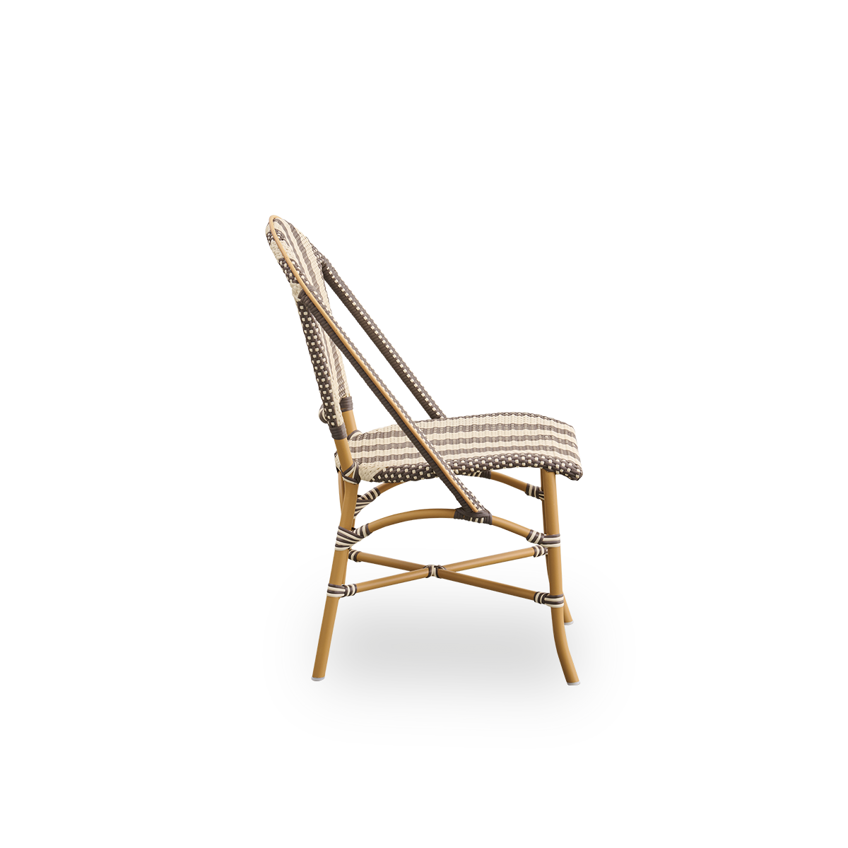 Einfache Seitenansicht des Sofie Outdoor-Essstuhls, inspiriert vom französischen Caféstil. Aluminiumrahmen in der Farbe Mandel mit vollständig handgeflochtenem Sitz und Rückenlehne aus ArtFibre im breiten Streifenmuster in Elfenbein und Braun. Stapelbarer