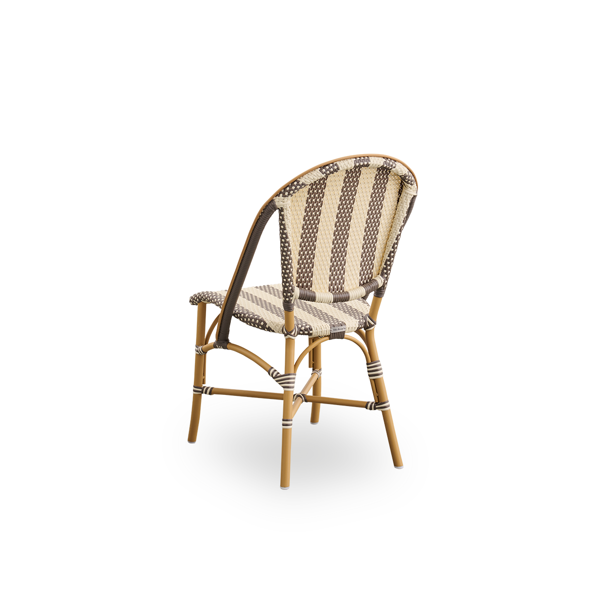Rückansicht des Sofie Outdoor-Esszimmerstuhls, inspiriert vom französischen Café-Stil.
Aluminiumrahmen in Mandel-Farbe mit vollständig geflochtenem Sitz und Rückenlehne, handgefertigt aus ArtFibre mit breitem Streifenmuster in Elfenbein und Braun. Stapelb