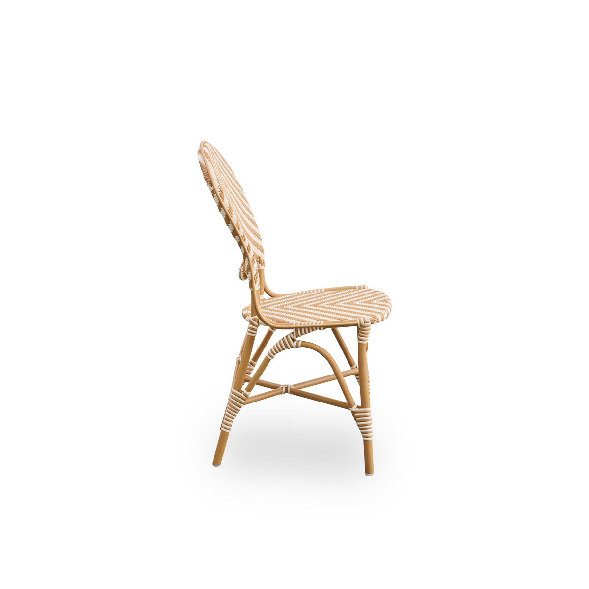 Seitenansicht des Isabell Outdoor-Essstuhls. Mandelfarbener Aluminiumrahmen mit Sitz und Rückenlehne aus ArtFibre im elfenbein- und honigfarbenen Fischgrätmuster.