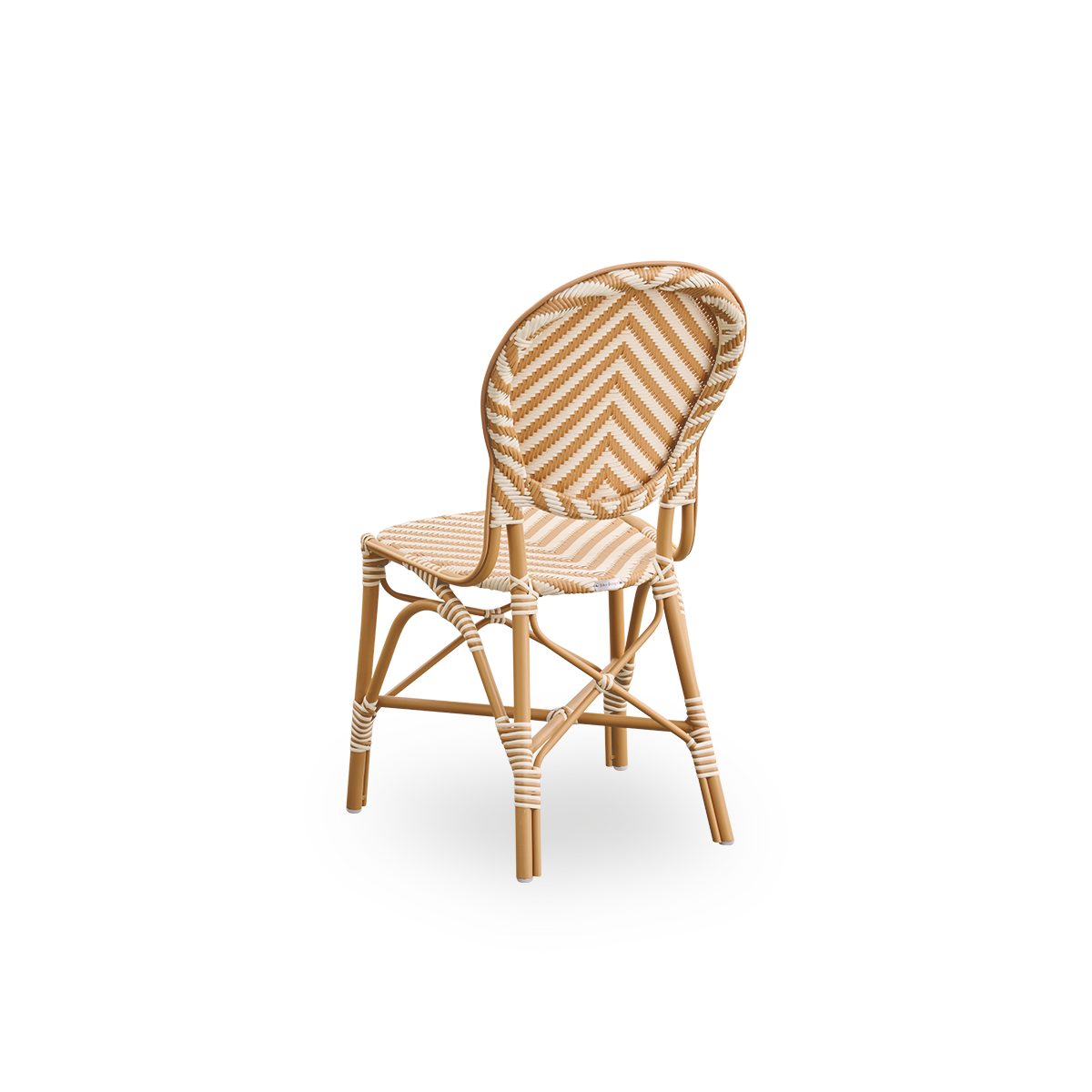 Rückansicht des Isabell Outdoor-Esszimmerstuhls.
Almondfarbenes Aluminiumgestell mit Sitz und Rückenlehne aus ArtFibre im Elfenbein- und Honigfarbton mit Fischgrätmuster.