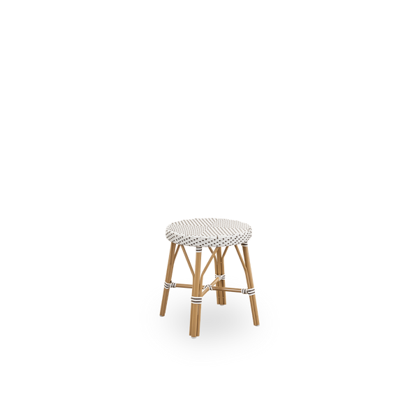 Seitenansicht des Simone Outdoor-Hockers, Höhe 52 cm. Aluminiumrahmen in Mandel-Farbe mit Fußstütze und vollständig geflochtenem rundem Sitz, handgefertigt aus weißem ArtFibre mit braunen Punkten. Stapelbarer Hocker.