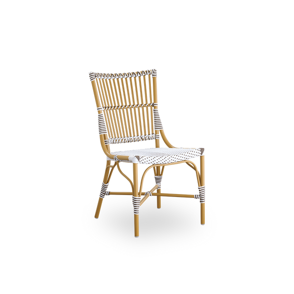 Seitenansicht des Monique Outdoor-Essstuhls. Aluminiumrahmen in Mandel-Farbe mit Sitz aus weißem ArtFibre mit braunen Punkten geflochten. Inspiriert vom Bistro-Design der 1950er Jahre.