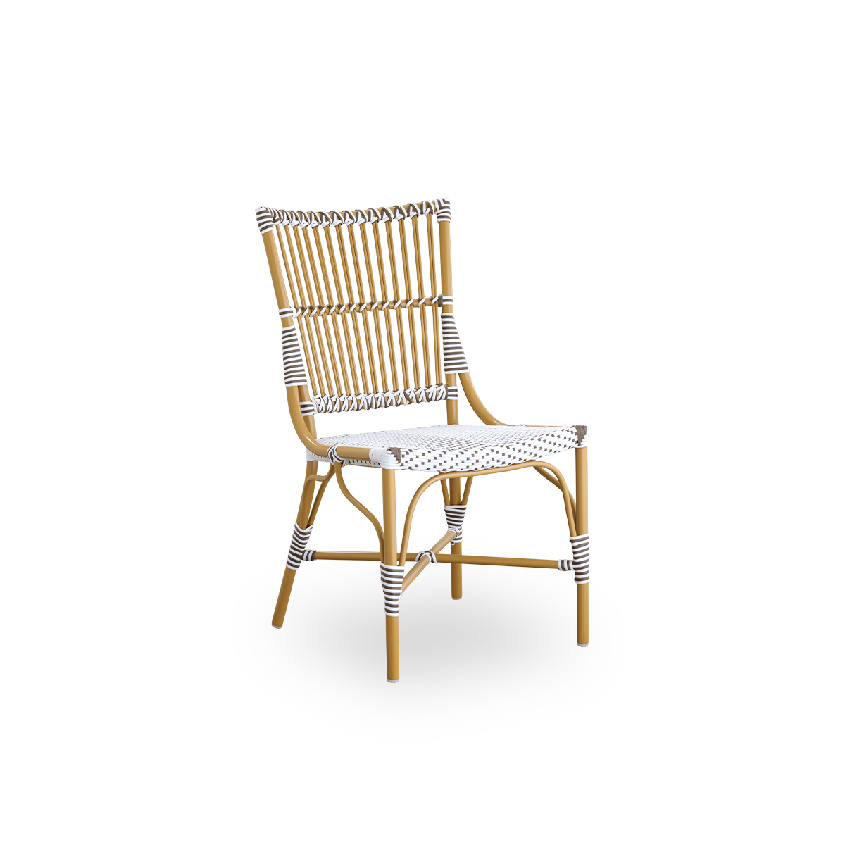 Seitenansicht des Monique Outdoor-Essstuhls. Aluminiumrahmen in Mandel-Farbe mit Sitz aus weißem ArtFibre mit braunen Punkten geflochten. Inspiriert vom Bistro-Design der 1950er Jahre.