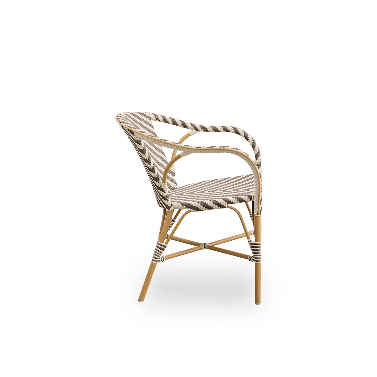 Seitenansicht des Madeleine Outdoor-Armlehnstuhls. Aluminiumrahmen in Mandel-Farbe mit Sitz und Rückenlehne aus ArtFibre im elfenbein- und braunen Fischgrätmuster.